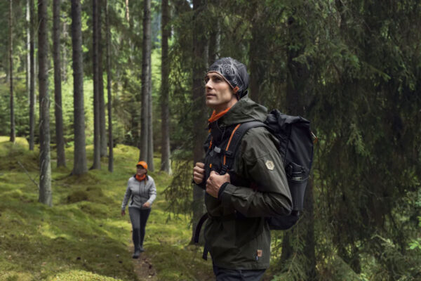 Bekledning - to personer på tur i skogen